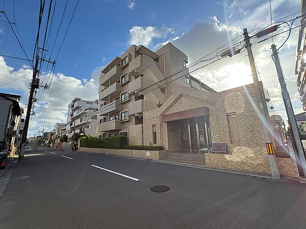 【現地外観】陽当りや通風性など各所に施された工夫で住みやすさを実現。部屋の大きさや周辺環境・街並など、資料には掲載していない情報が現地にはたくさんございます。是非ご確認下さい。