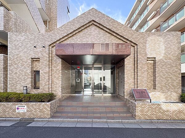 【エントランス】落ちついた外観にマッチしたエントランス。