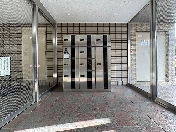 【宅配ボックス】好きな時間にいつでも荷物を受取れるため、到着時間を気にして自宅で待機したり、再配達の連絡をする手間がかかりません。共働きなど不在が多い方、ネット通販の利用が多い方に大変便利。…