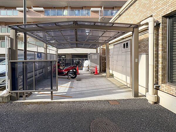 【バイク置き場】屋根付きなので雨風しのげて嬉しい