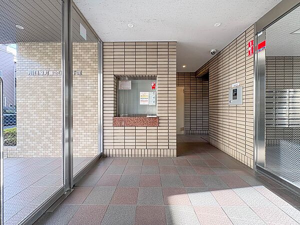 【受付】管理人がいることで不審者が近付きにくくなり、高いセキュリティ効果を発揮します。様々な受付業務が委託されているほか、設備などの日常点検を行うこともマンション管理人業務の一つです。