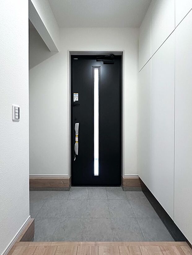 【玄関】上質感漂うアプローチ。居住者の帰り、訪れる方を優しく迎える。