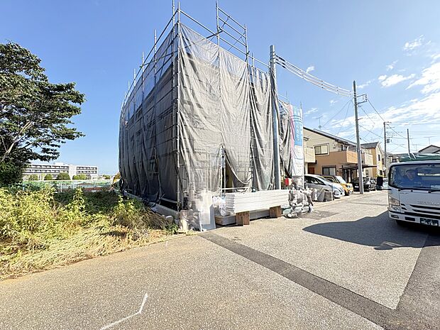 【現地外観】敷地の南北に接道・写真南側 外観(写真右奥2号棟