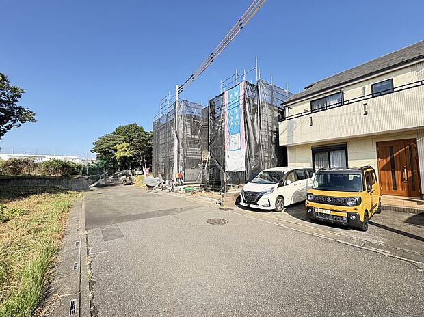 【現地外観】建物南側の接道(公道6m)・敷地の南北に接道