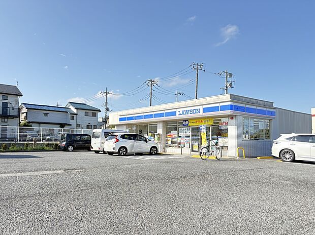 コンビニ 550m ローソンさいたま深作店(新・企業スローガンは「マチのほっとステーション」。「圧倒的な美味しさ」「人への優しさ」「地球(マチ)への優しさ」の3つの約束で社会の課題に応えてい…