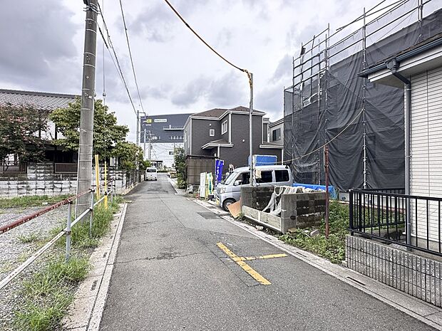 【前面道路】家の前をまっすぐの通りが走っている。クルマは少なく、人々は毎朝、ウォーキング、ジョギング、犬の散歩など、フリーな朝時間を過ごしている。