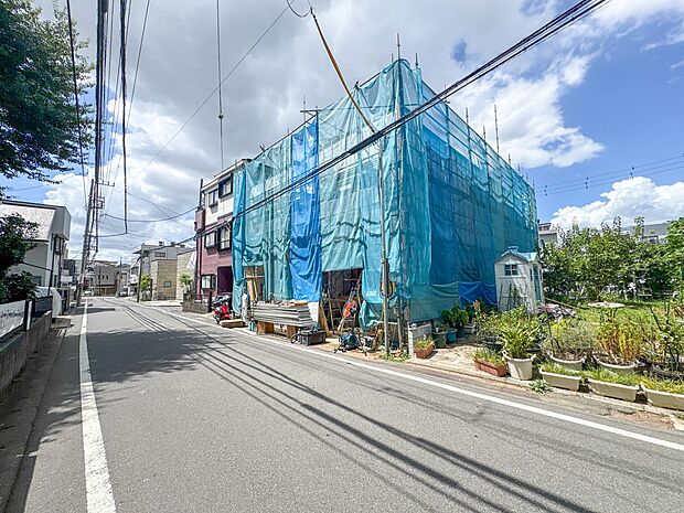 【外観】堂々たる趣ながら、主張し過ぎずどこか余裕を感じさせるシャープなフォルムで佇む邸宅は、晴天の空と照らし合わせる事で、本来あるべき完成形の姿を見せてくれます。