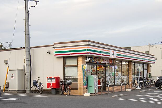 コンビニ 230m セブンイレブンさいたま大牧店(セブンイレブンは近くて便利を掲げています。近くとは、心の近さ。便利とはモノが期待以上の品質でお客さまに届くこと。セブン銀行など新しいサービス…