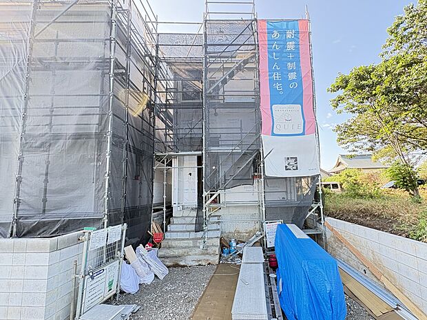 【1号棟 現地外観】北側建物ファザード・敷地の南北に接道