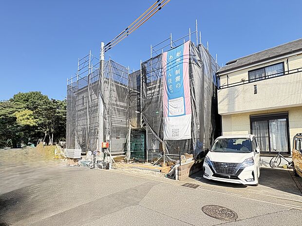 【現地外観】建物南側の接道(公道6m)・敷地の南北に接道