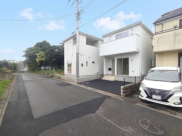 【現地外観】南公道6m! タップリの陽射しを浴びる全2棟 「整形地」の2階建て・敷地の南北に接道