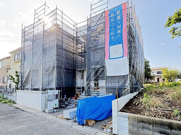 【現地外観】1号棟 北側エントランス・敷地の南北に接道