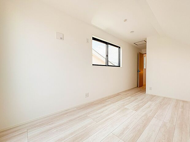 【子供部屋6.62帖】お子様のお部屋にぴったりなクロークを備えた洋室です。
