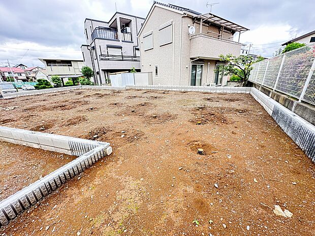 【外観】堂々たる趣ながら、主張し過ぎずどこか余裕を感じさせるシャープなフォルムで佇む邸宅は、晴天の空と照らし合わせる事で、本来あるべき完成形の姿を見せてくれます。