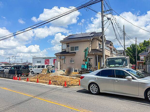 【前面道路】西側約8m南側約4m 角地に面しており、車通りも少ない前面道路