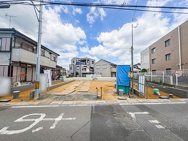 1号棟【前面道路5.45m】家の前をまっすぐの通りが走っている。クルマは少なく、人々は毎朝、ウォーキング、ジョギング、犬の散歩など、フリーな朝時間を過ごしている。