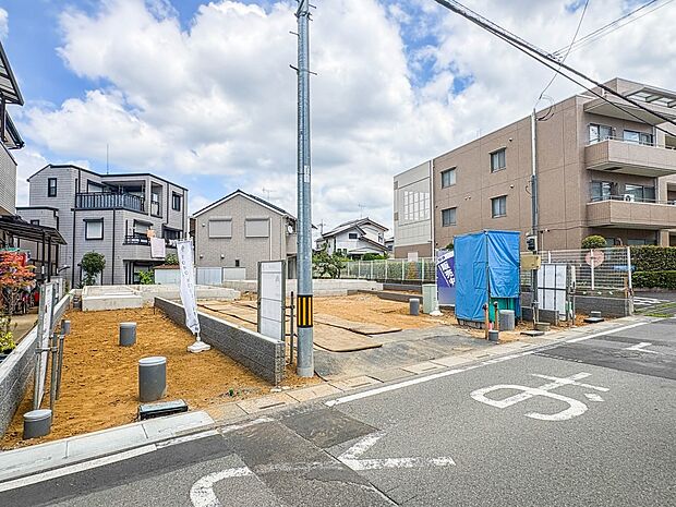 【駐車場】毎日の生活にマイカーが必須という方は、購入を検討する際、駐車場があることは大事な条件です。毎日の通勤や家族の送迎、買い物やお出かけなどクルマのある暮らしを満喫したい方は要チェック。…