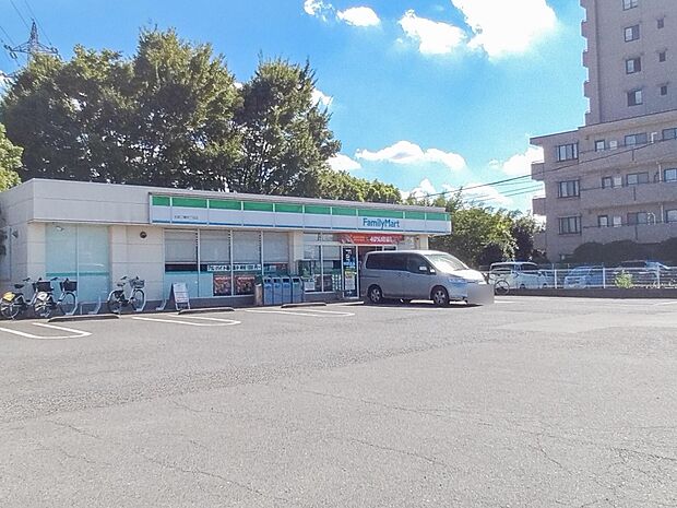 コンビニ 400m ファミリーマート大宮三橋四丁目店(ファミリーマートの強さは、少量のお惣菜を売るファミデリカとドラッグストアと組んだコラボ。サラダを中心にしたヘルシー食材が充実のコンビニで…