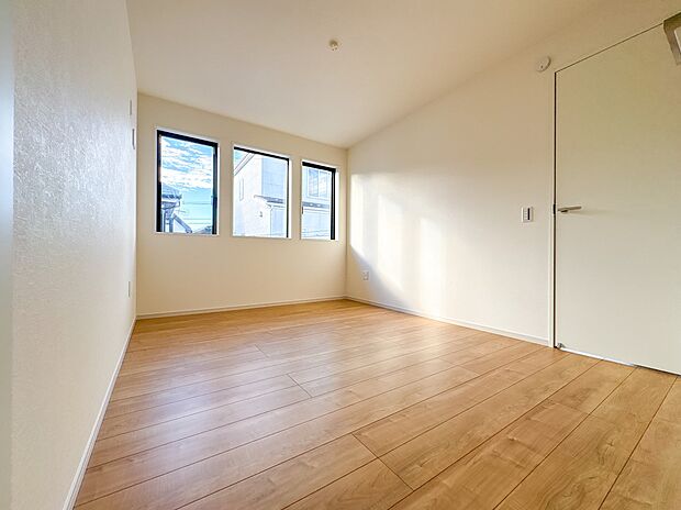 【子供部屋5.8帖】お子様のお部屋にぴったりなクロークを備えたフローリング仕様の洋室です。
