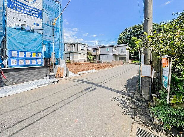 【前面道路】家の前をまっすぐの通りが走っている。クルマは少なく、人々は毎朝、ウォーキング、ジョギング、犬の散歩など、フリーな朝時間を過ごしている。