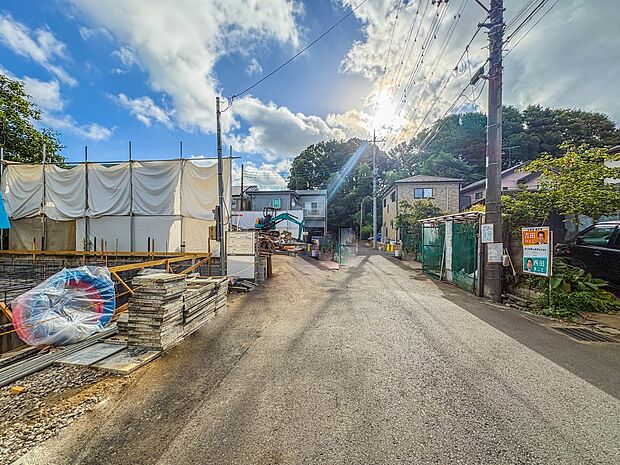 【前面道路】家の前をまっすぐの通りが走っている。クルマは少なく、人々は毎朝、ウォーキング、ジョギング、犬の散歩など、フリーな朝時間を過ごしている。