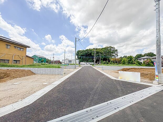【前面道路6m】車の通行が少ないので、静かな住環境を維持することができます。