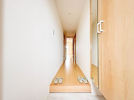 【玄関】玄関はおうちの顔と言われます。玄関アプローチは、外観デザインの印象を左右します。ご家族の個性を出しながら、素敵な玄関でお客様をお迎えしてください。