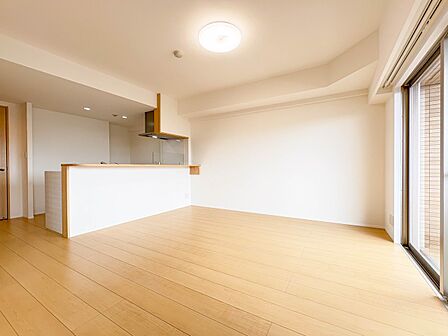 【LDK11.9帖】広々としたリビングダイニング。ゆったりとしたキッチン。生活動線をLDK に集中させ、ご家族が過ごしやすい空間設計にしました。