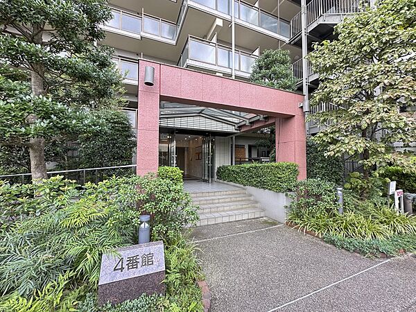 【エントランス】その住居の第一印象となるのがエントランスホールです。訪問されたお客さまをやさしくお迎えします。エントランスホールは、いわば住居の顔です。