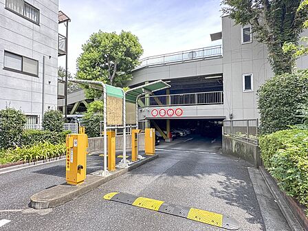 【敷地内駐車場】毎日の生活にマイカーが必須という方は、購入を検討する際、駐車場があることは大事な条件です。毎日の通勤や家族の送迎、買い物やお出かけなどクルマのある暮らしを満喫したい方は要チェ…