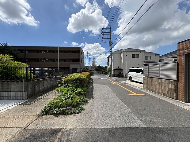 【前面道路】家の良し悪しだけでなく周辺環境も重要なポイント。※青空はイメージです。
