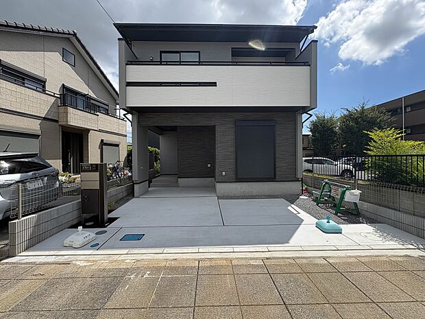 【現地外観】陽当りや通風性など各所に施された工夫で住みやすさを実現。部屋の大きさや周辺環境・街並など、資料には掲載していない情報が現地にはたくさんございます。是非ご確認下さい。※青空はイメー…