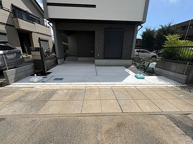 【駐車場】毎日の生活にマイカーが必須という方は、購入を検討する際、駐車場があることは大事な条件です。毎日の通勤や家族の送迎、買い物やお出かけなどクルマのある暮らしを満喫したい方は要チェック。…