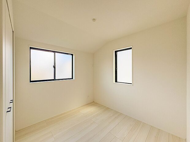 【子供部屋4.5帖】お子様のお部屋にぴったりなクロークを備えたフローリング仕様の洋室です。