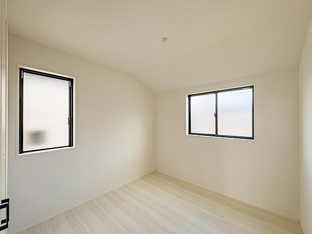 【洋室4.5帖】部屋の快適性を追求していくと、内装はシンプルになります。そしてポイント、ポイントにアクセントをつけて、リズムをつくる。シンプルな内装とは、リズミカルな内装と気づきます。