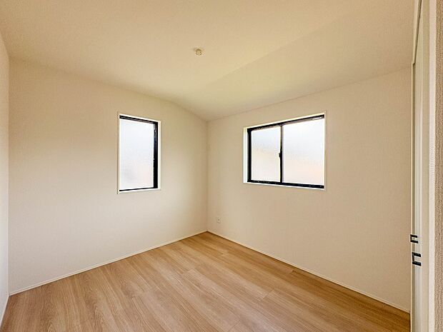 【子供部屋5.25帖】お子様のお部屋にぴったりなクロークを備えたフローリング仕様の洋室です。