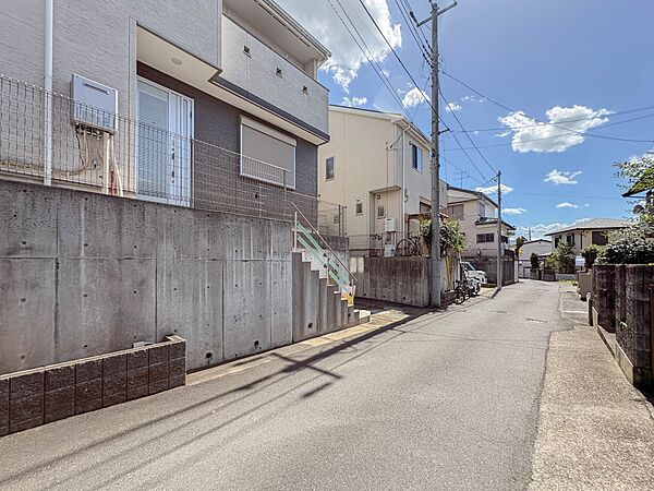【前面道路】車の通行が少ないので、静かな住環境を維持することができます。