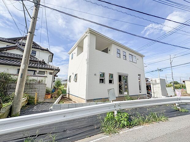 【前面道路6ｍ】車の通行が少ないので、静かな住環境を維持することができます。