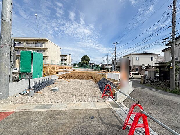 【外観】堂々たる趣ながら、主張し過ぎずどこか余裕を感じさせるシャープなフォルムで佇む邸宅は、晴天の空と照らし合わせる事で、本来あるべき完成形の姿を見せてくれます。