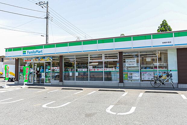 コンビニ 950m ファミリーマート岩槻本宿店(【ファミリーマート岩槻本宿店】ファミリーマートの強さは、少量のお惣菜を売るファミデリカとドラッグストアと組んだコラボ。サラダを中心にしたヘルシ…