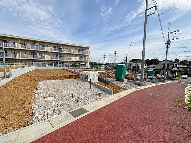 【前面道路】陽当りや通風性など各所に施された工夫で住みやすさを実現。部屋の大きさや周辺環境・街並など、資料には掲載していない情報が現地にはたくさんございます。是非ご確認下さい。