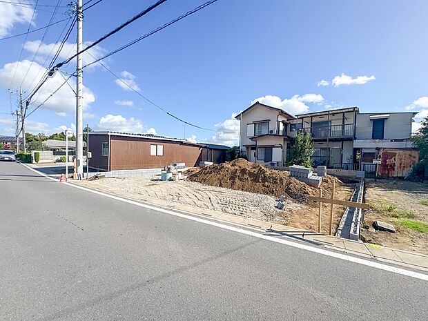 【現地外観】家族の温かさと陽光の暖かさ、楽しい毎日と明るい未来を予感させる「空間が織り成すひとつ先の住み心地」を演出します。