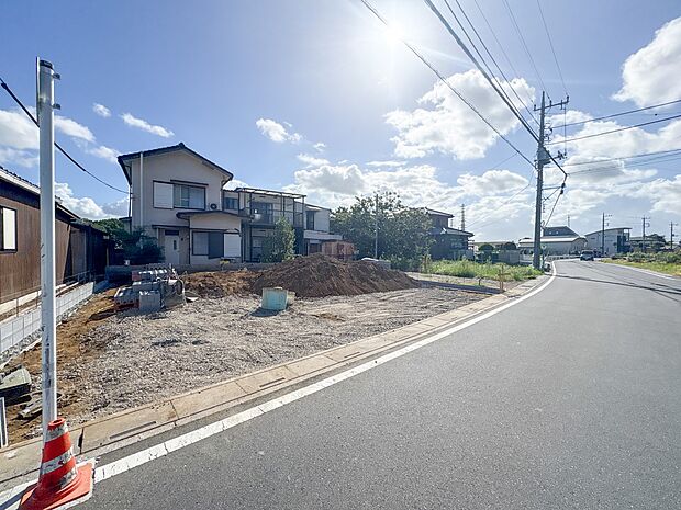 【前面道路】家の前をまっすぐの通りが走っている。クルマは少なく、人々は毎朝、ウォーキング、ジョギング、犬の散歩など、フリーな朝時間を過ごしている。