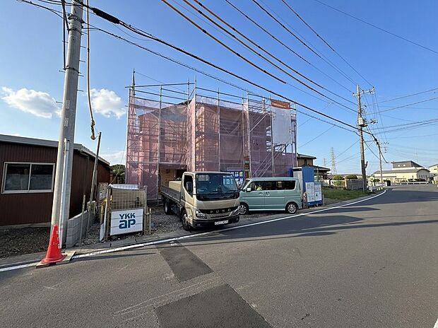 【前面道路】家の前をまっすぐの通りが走っている。クルマは少なく、人々は毎朝、ウォーキング、ジョギング、犬の散歩など、フリーな朝時間を過ごしている。