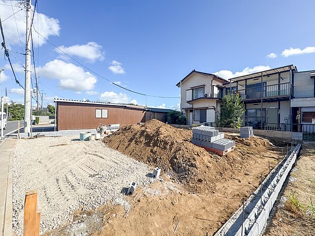 【現地外観】家族の温かさと陽光の暖かさ、楽しい毎日と明るい未来を予感させる「空間が織り成すひとつ先の住み心地」を演出します。
