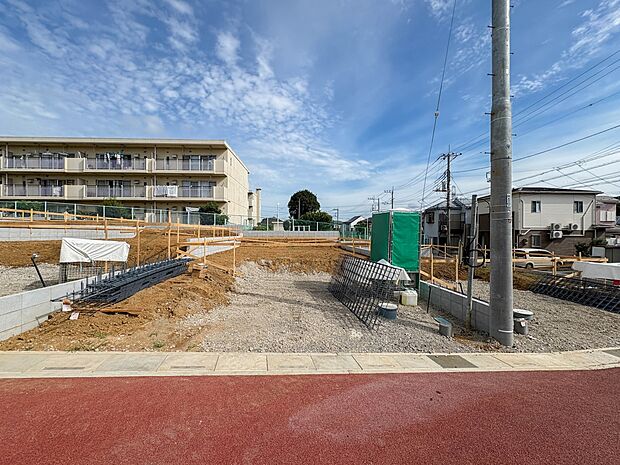 【外観】こちらの物件に少しでもご興味がありましたら、お気軽にお電話下さい。ネット上で「見えない物」「わからない事」でも、実際にご見学いただくことで、手に取るようにおわかりいただけるはずです。…