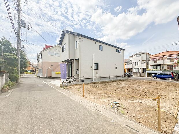1号棟【前面道路4m】家の前をまっすぐの通りが走っている。クルマは少なく、人々は毎朝、ウォーキング、ジョギング、犬の散歩など、フリーな朝時間を過ごしている。