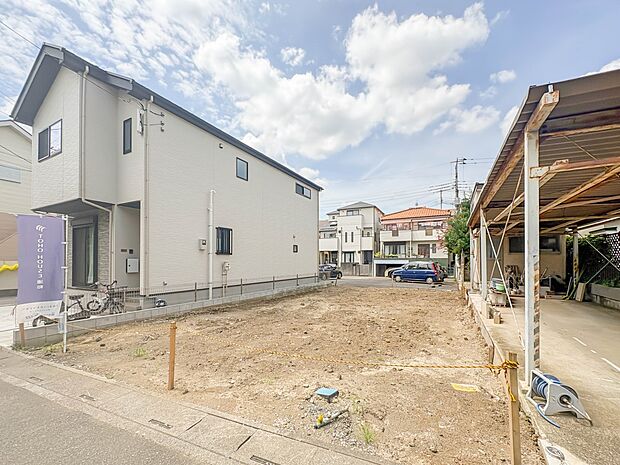 1号棟【外観】堂々たる趣ながら、主張し過ぎずどこか余裕を感じさせるシャープなフォルムで佇む邸宅は、晴天の空と照らし合わせる事で、本来あるべき完成形の姿を見せてくれます。