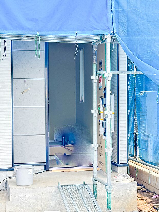 【玄関】玄関へのアプローチ。居住者の帰り、訪れる方を優しく迎える・安らぎに満ちた生活空間を予感させる。健やかな暮らしを楽しめそう。