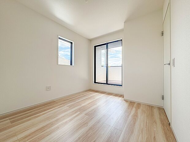 1号棟【子供部屋5.2帖】お子様のお部屋にぴったりなクロークを備えたフローリング仕様の洋室です。